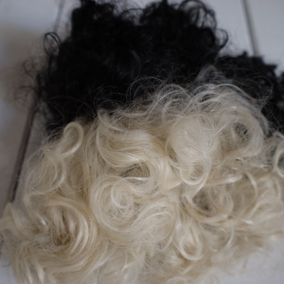 Topcosplay Cruella Wig Short Curly Black and Blonde Cosplay Wig - Picture 3 of 5